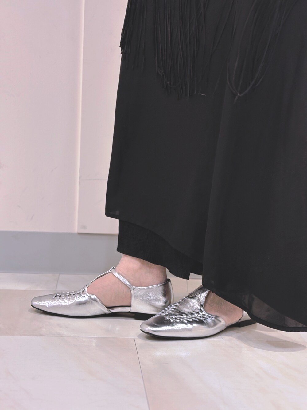 シルバー系のパンプス、シルバー系のショルダーバッグ、ブラック系のスカートを着用したレディースの春コーディネートの2枚目の写真