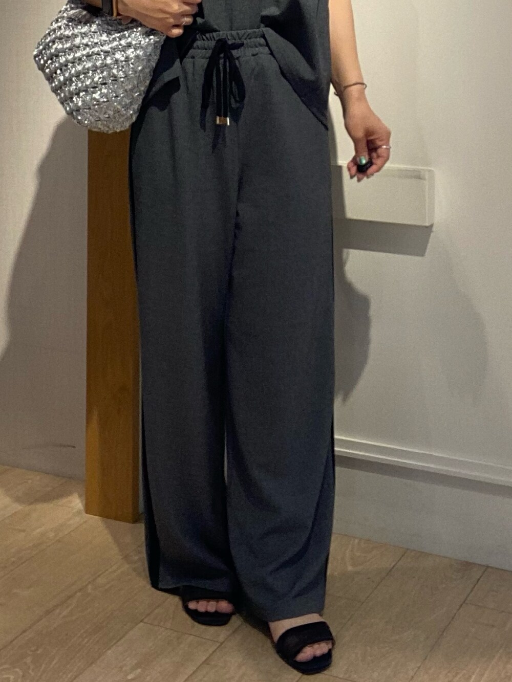 グレー系のシャツ/ブラウスを着用したレディースの夏コーディネートの8枚目の写真