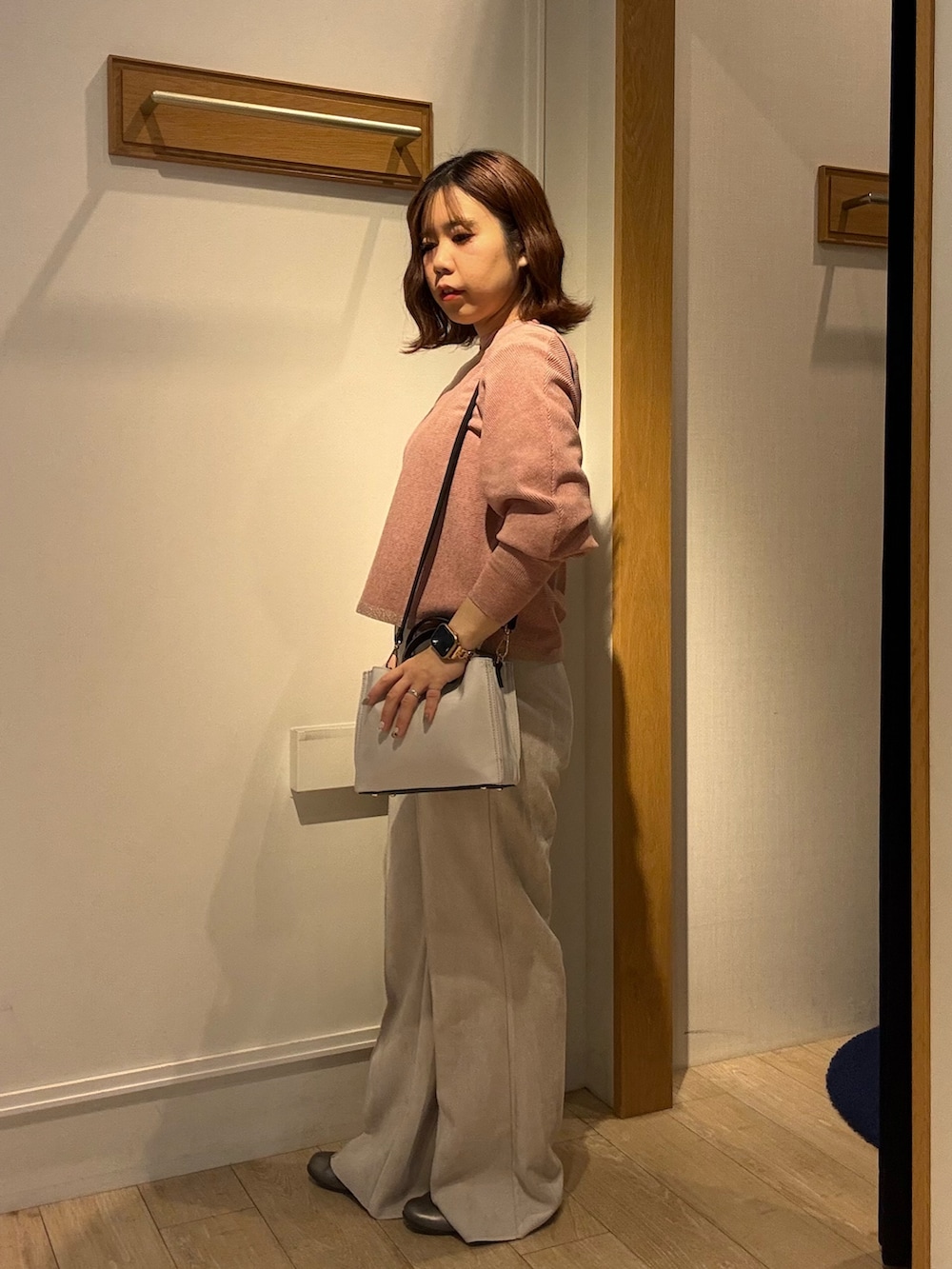 ベージュ系のその他パンツを着用したレディースの冬コーディネートの2枚目の写真