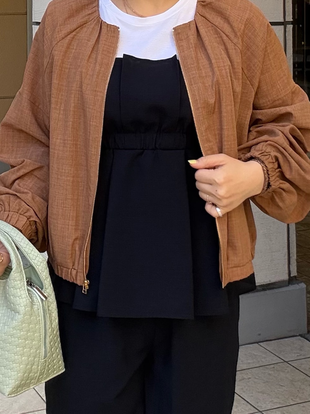 イエロー系のブルゾン、ブルー系のシャツ/ブラウスを着用したレディースの春コーディネートの8枚目の写真