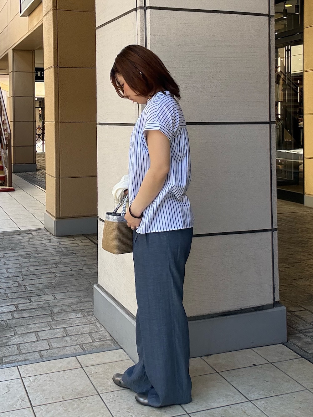 ブルー系のシャツ/ブラウス、ブルー系のデニムパンツを着用したレディースの春コーディネートの2枚目の写真