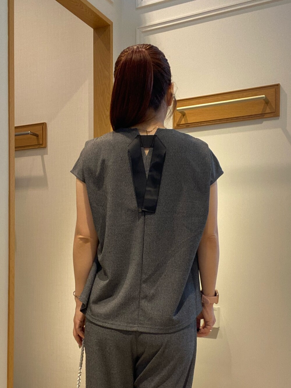 グレー系のシャツ/ブラウスを着用したレディースの夏コーディネートの6枚目の写真