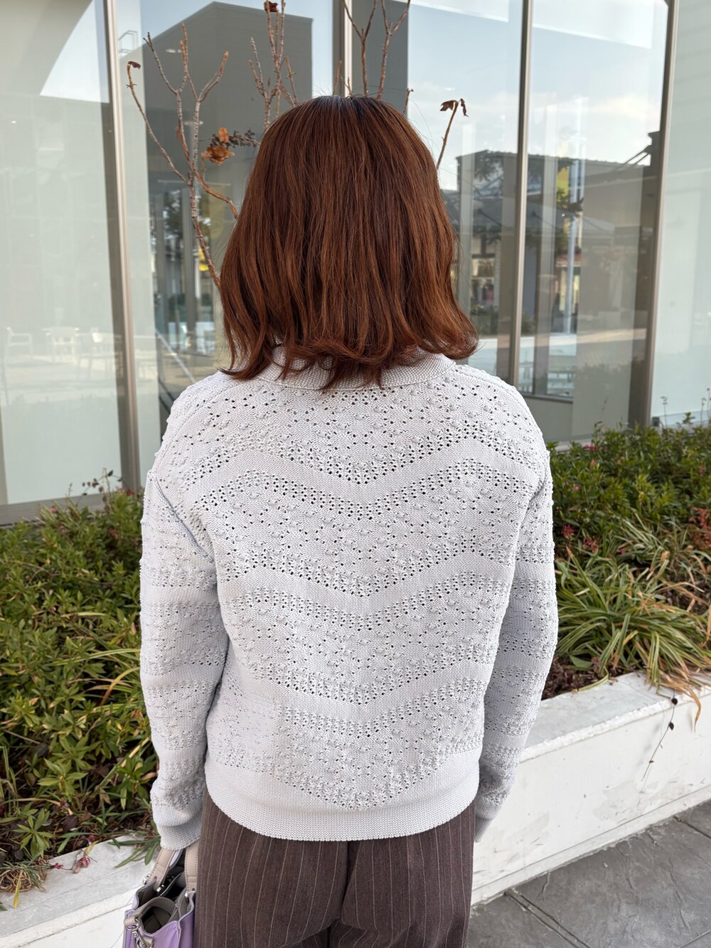 グレー系のカーディガン/ボレロ、ブラウン系のその他パンツを着用したレディースの冬コーディネートの6枚目の写真