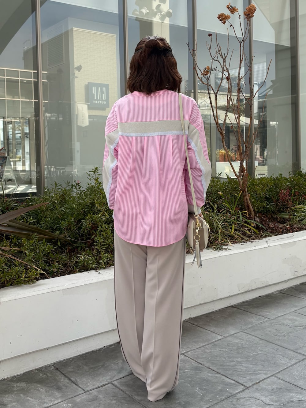 ピンク系のシャツ/ブラウス、ベージュ系のその他パンツを着用したレディースの冬コーディネートの3枚目の写真