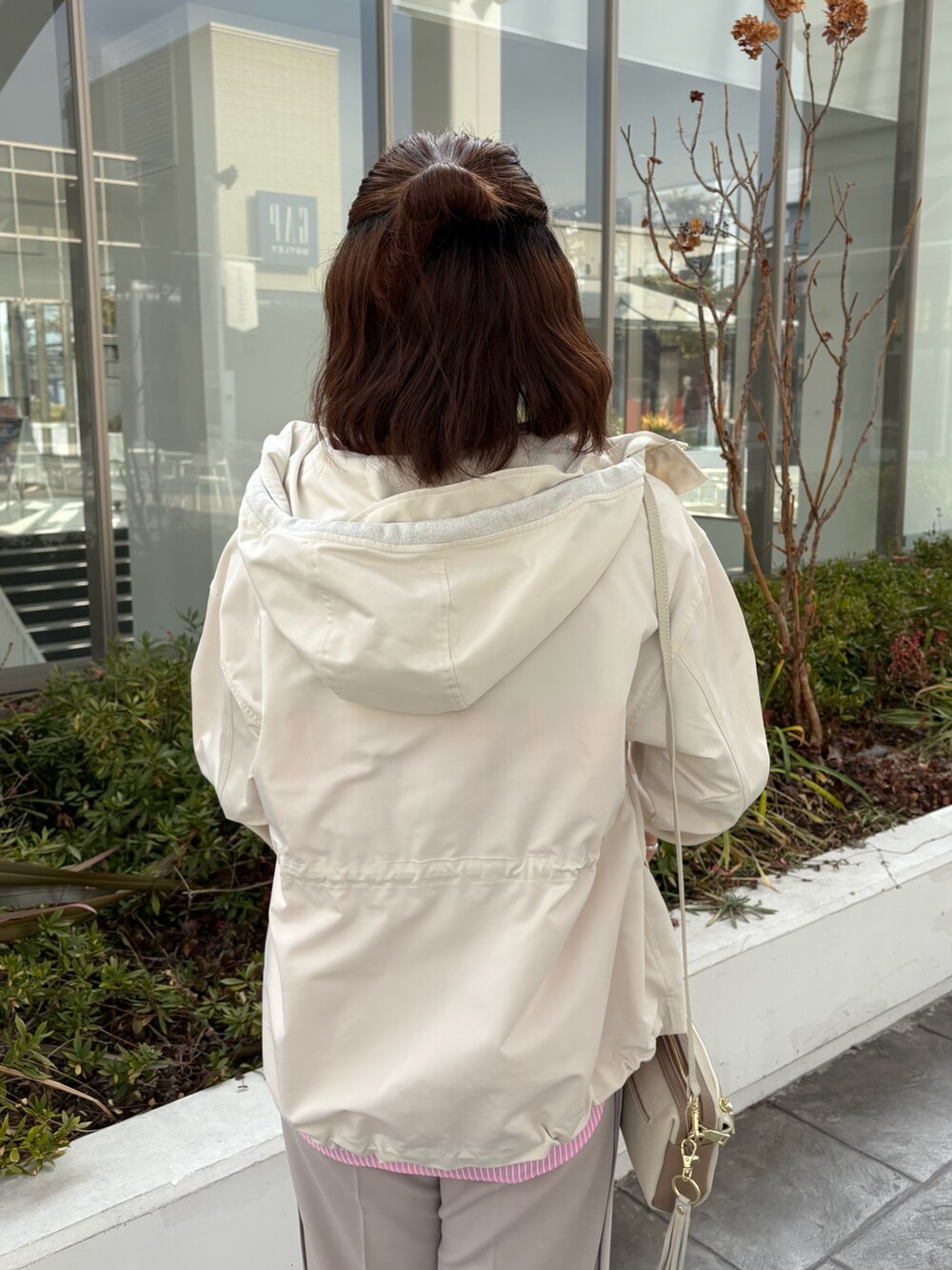 ホワイト系のブルゾン、ピンク系のシャツ/ブラウス、ベージュ系のその他パンツを着用したレディースの冬コーディネートの6枚目の写真