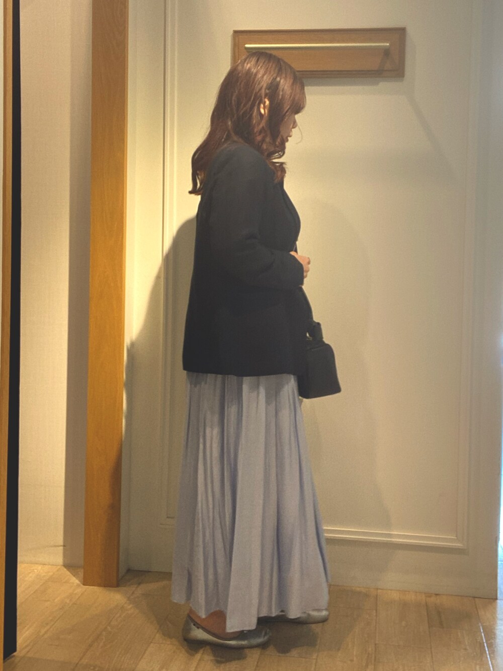 ブルー系のシャツ/ブラウス、ブルー系のテーラードジャケット、ブルー系のスカートを着用したレディースの春コーディネートの2枚目の写真