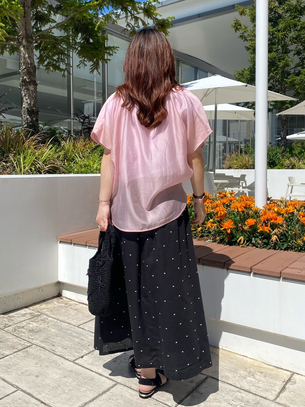 ピンク系のシャツ/ブラウス、ホワイト系のTシャツ/カットソー、ブラック系のスカートを着用したレディースの夏コーディネートの3枚目の写真