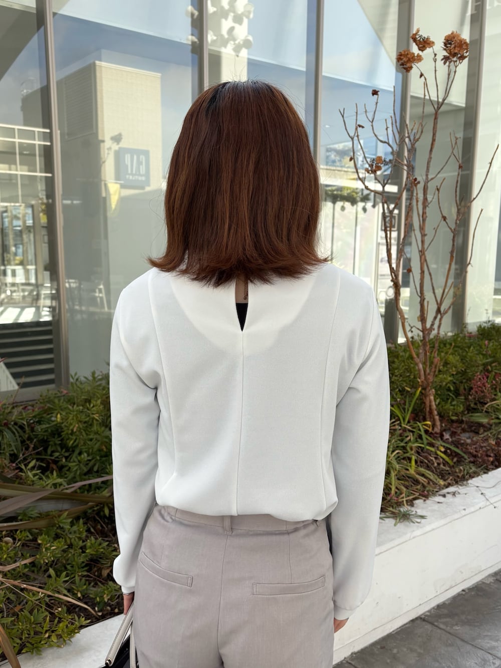 ホワイト系のシャツ/ブラウス、ベージュ系のその他パンツを着用したレディースの冬コーディネートの6枚目の写真