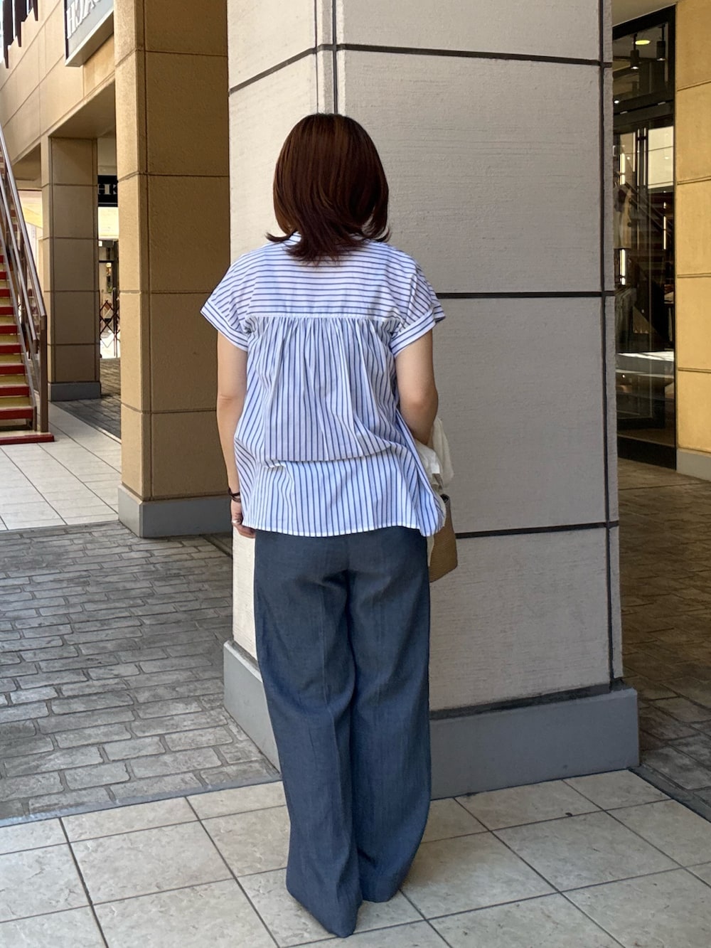 ブルー系のシャツ/ブラウス、ブルー系のデニムパンツを着用したレディースの春コーディネートの3枚目の写真