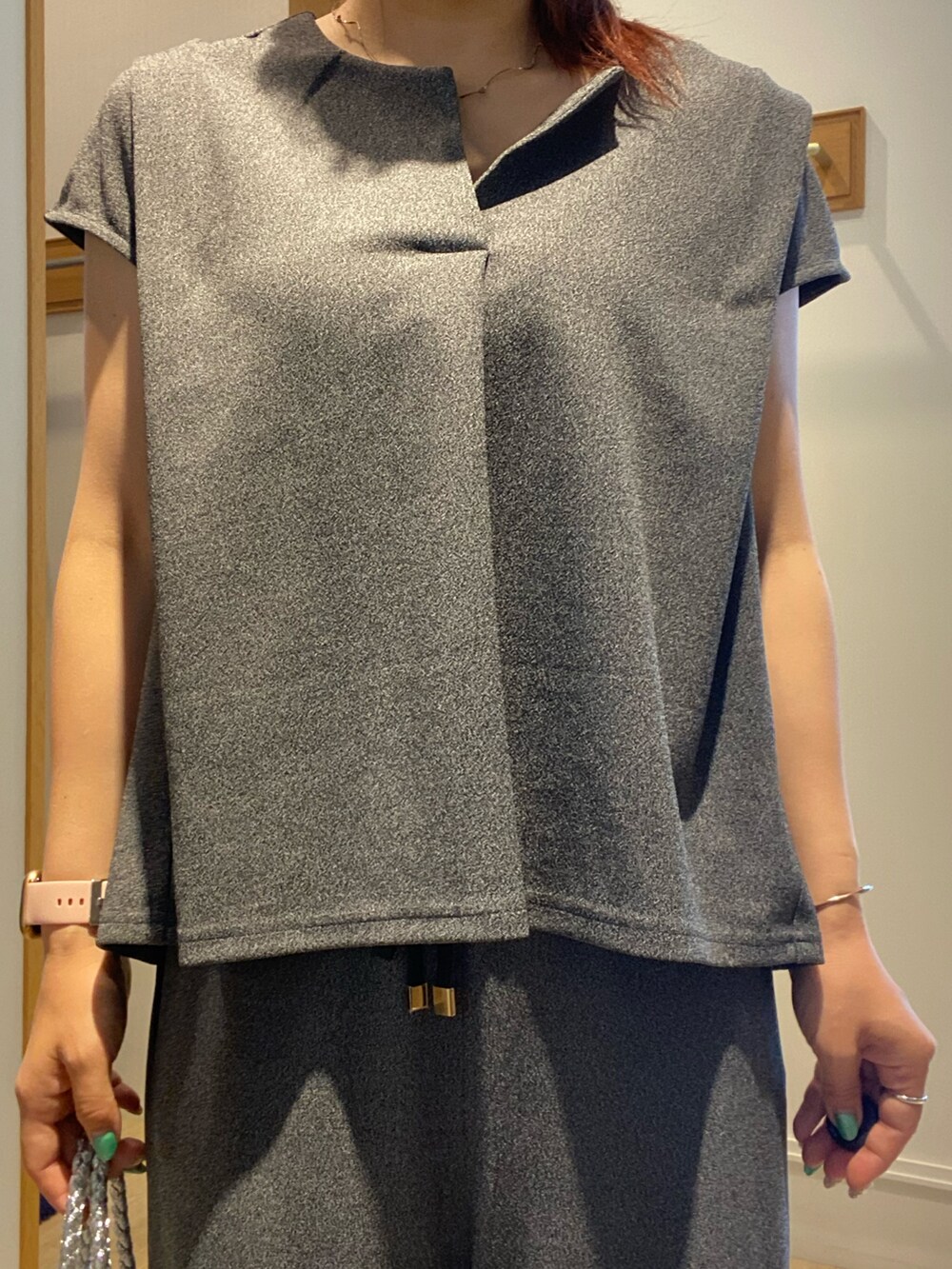 グレー系のシャツ/ブラウスを着用したレディースの夏コーディネートの7枚目の写真