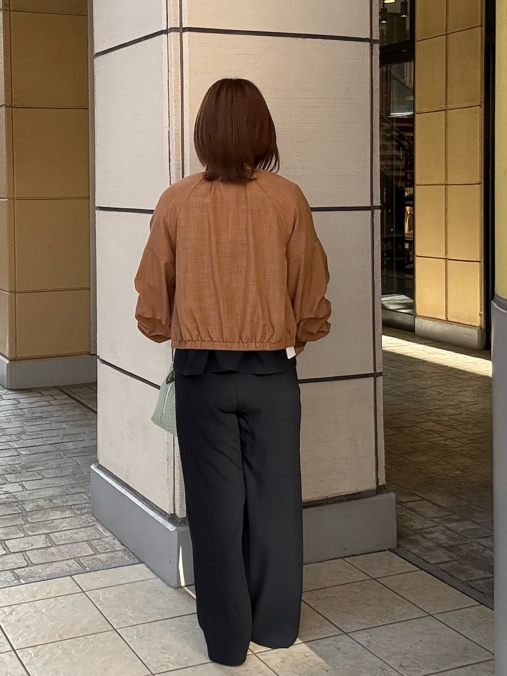 イエロー系のブルゾン、ブルー系のシャツ/ブラウスを着用したレディースの春コーディネートの3枚目の写真