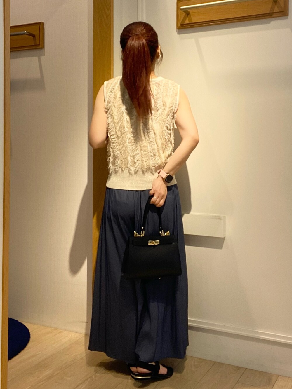 ブルー系のその他パンツ、ベージュ系のニット/セーターを着用したレディースの夏コーディネートの3枚目の写真