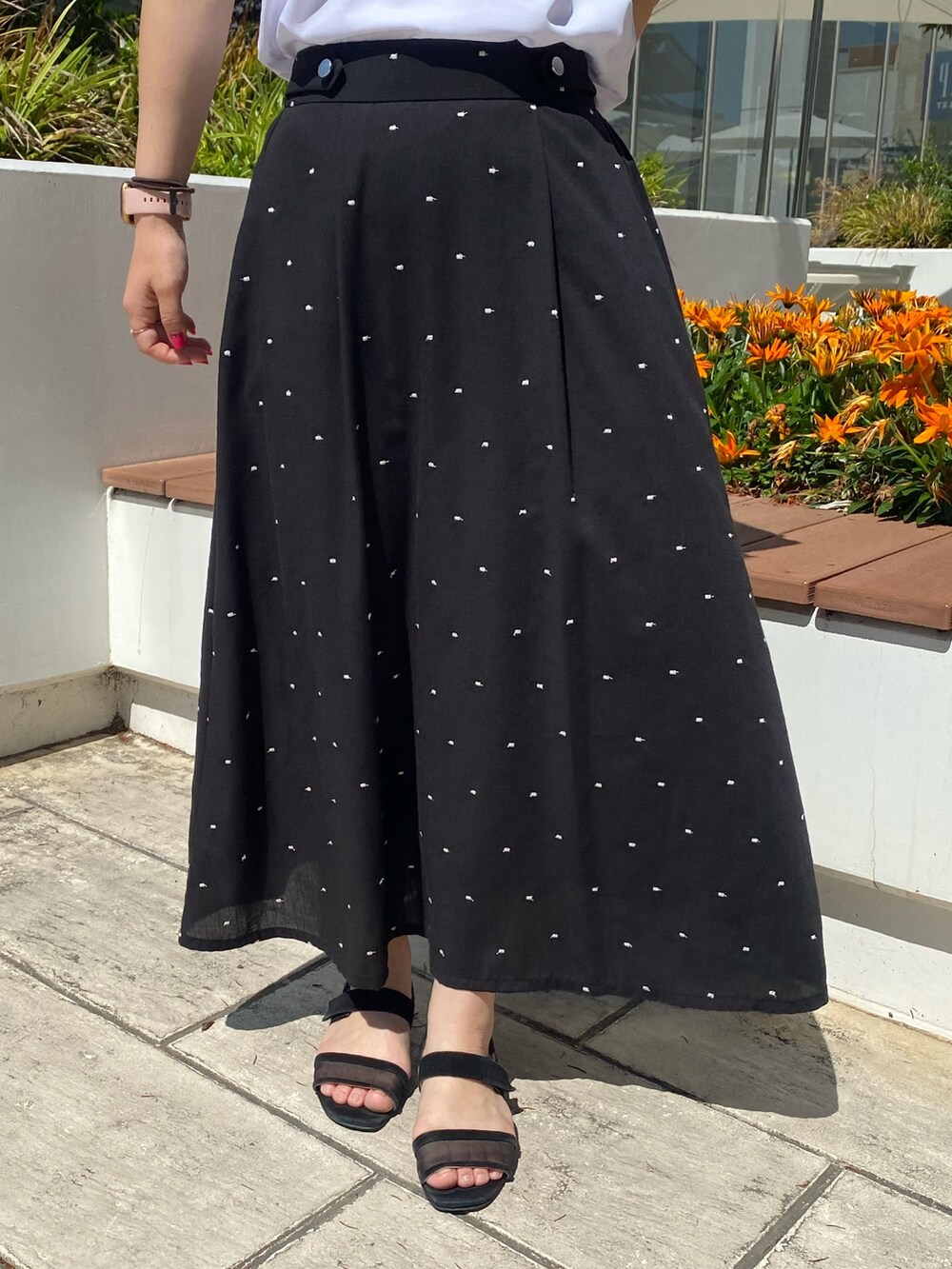 ピンク系のシャツ/ブラウス、ホワイト系のTシャツ/カットソー、ブラック系のスカートを着用したレディースの夏コーディネートの7枚目の写真