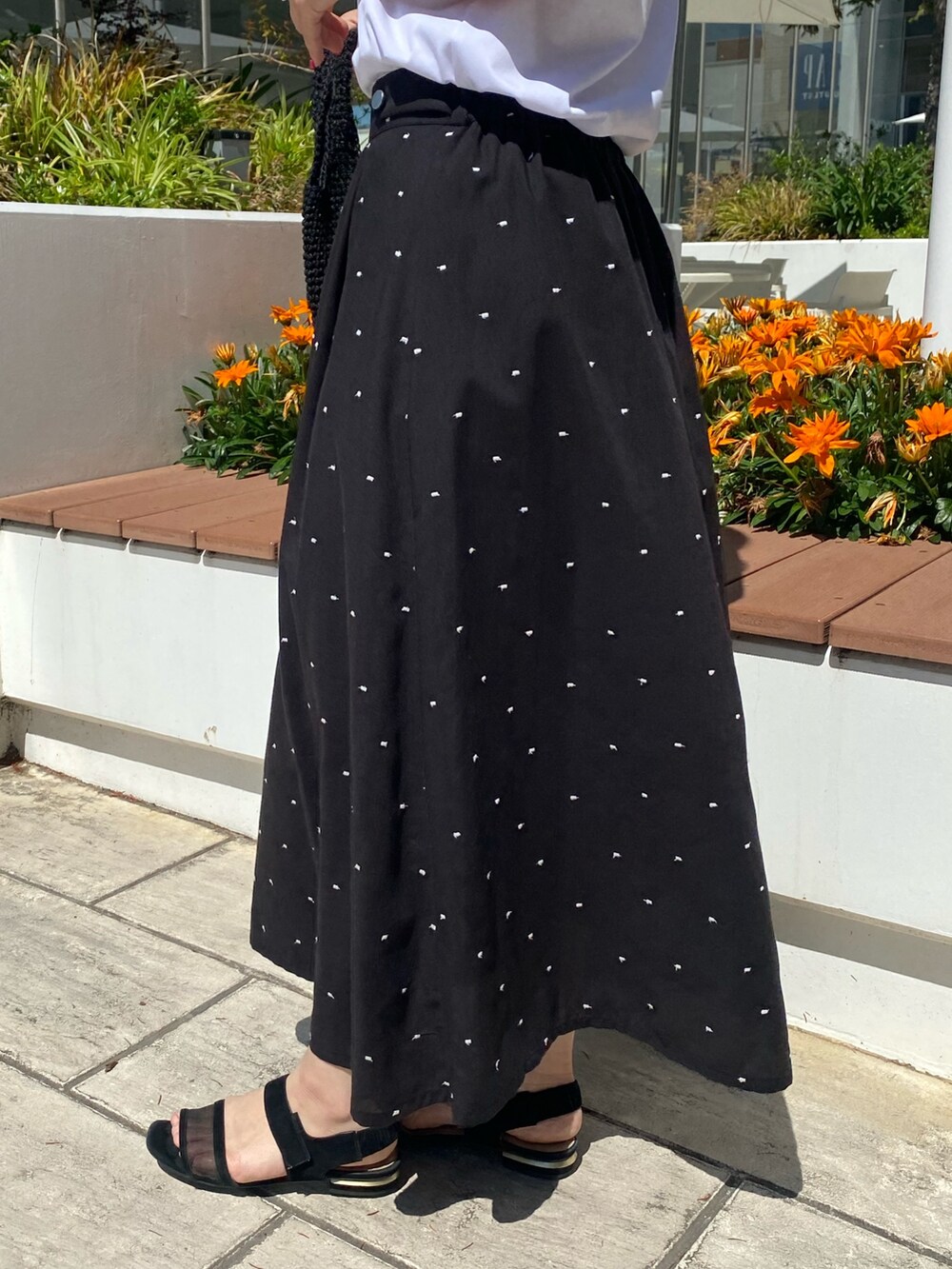 ピンク系のシャツ/ブラウス、ホワイト系のTシャツ/カットソー、ブラック系のスカートを着用したレディースの夏コーディネートの8枚目の写真