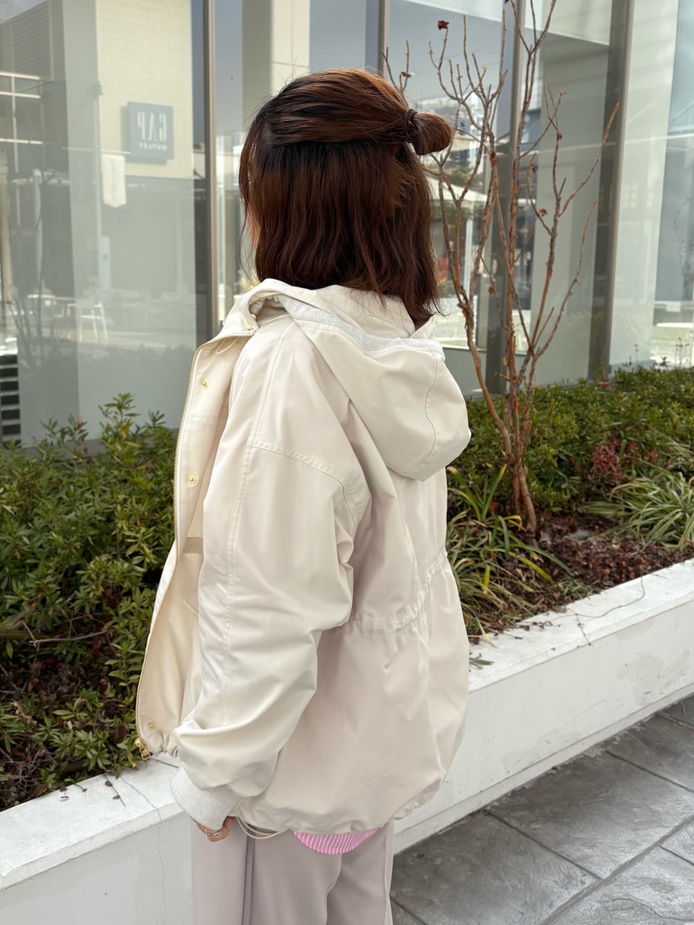 ホワイト系のブルゾン、ピンク系のシャツ/ブラウス、ベージュ系のその他パンツを着用したレディースの冬コーディネートの5枚目の写真