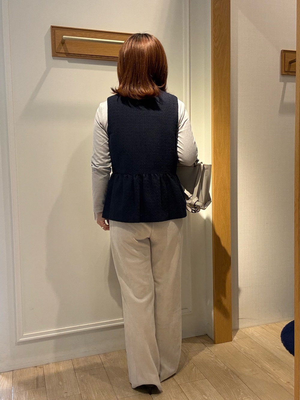 ブルー系のブルゾン、グレー系のTシャツ/カットソー、ベージュ系のその他パンツを着用したレディースの冬コーディネートの3枚目の写真