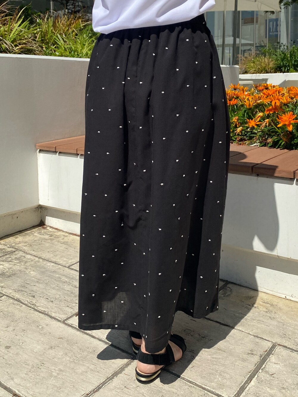 ピンク系のシャツ/ブラウス、ホワイト系のTシャツ/カットソー、ブラック系のスカートを着用したレディースの夏コーディネートの9枚目の写真