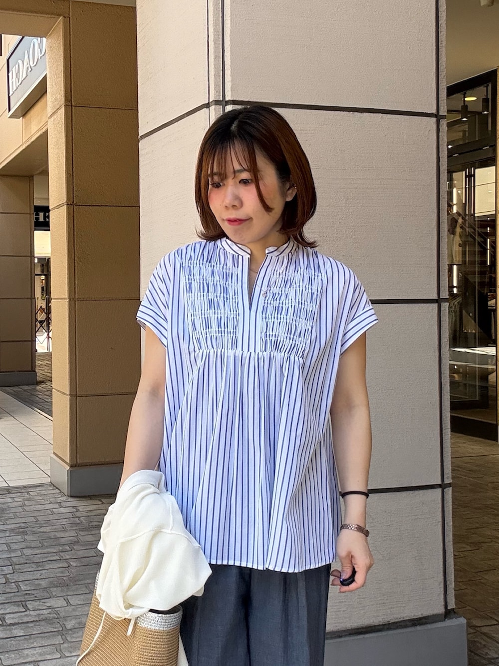 ブルー系のシャツ/ブラウス、ブルー系のデニムパンツを着用したレディースの春コーディネートの4枚目の写真