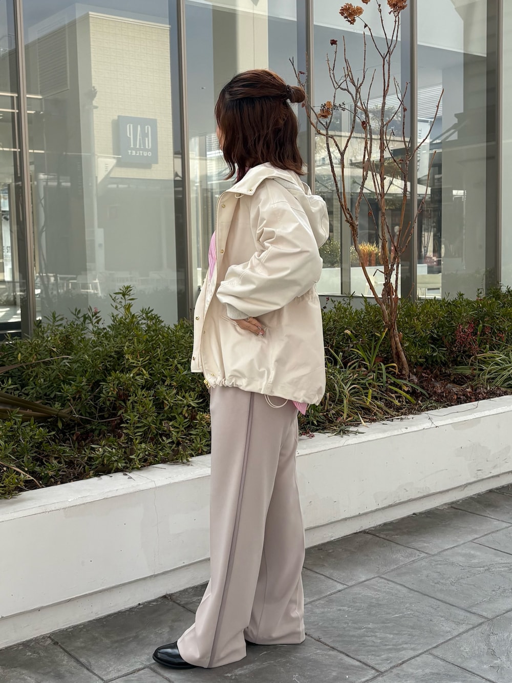 ホワイト系のブルゾン、ピンク系のシャツ/ブラウス、ベージュ系のその他パンツを着用したレディースの冬コーディネートの2枚目の写真