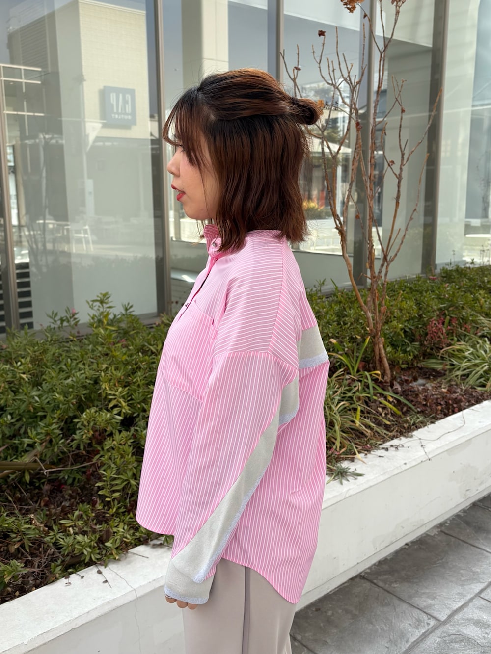 ピンク系のシャツ/ブラウス、ベージュ系のその他パンツを着用したレディースの冬コーディネートの5枚目の写真