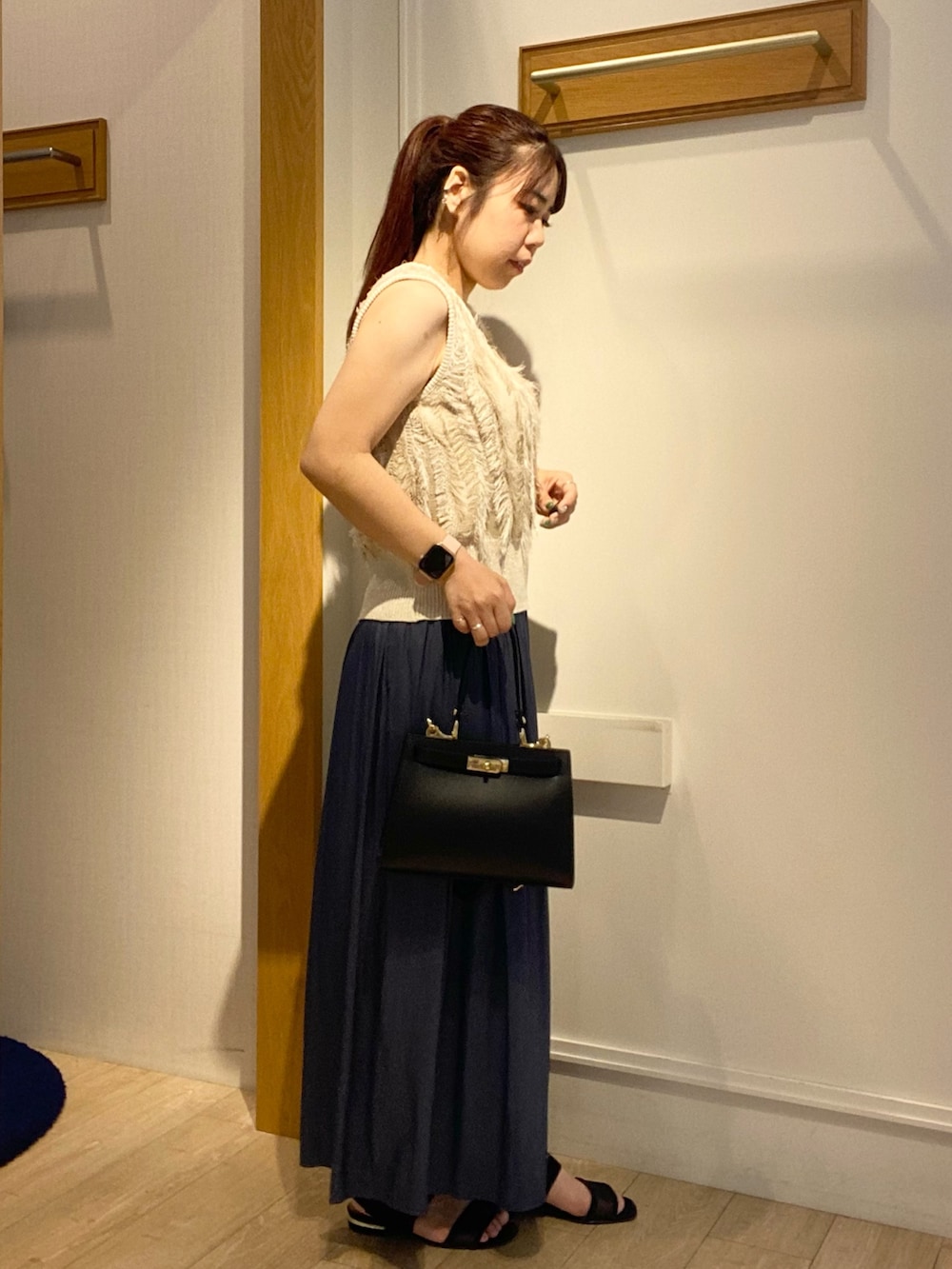 ブルー系のその他パンツ、ベージュ系のニット/セーターを着用したレディースの夏コーディネートの2枚目の写真
