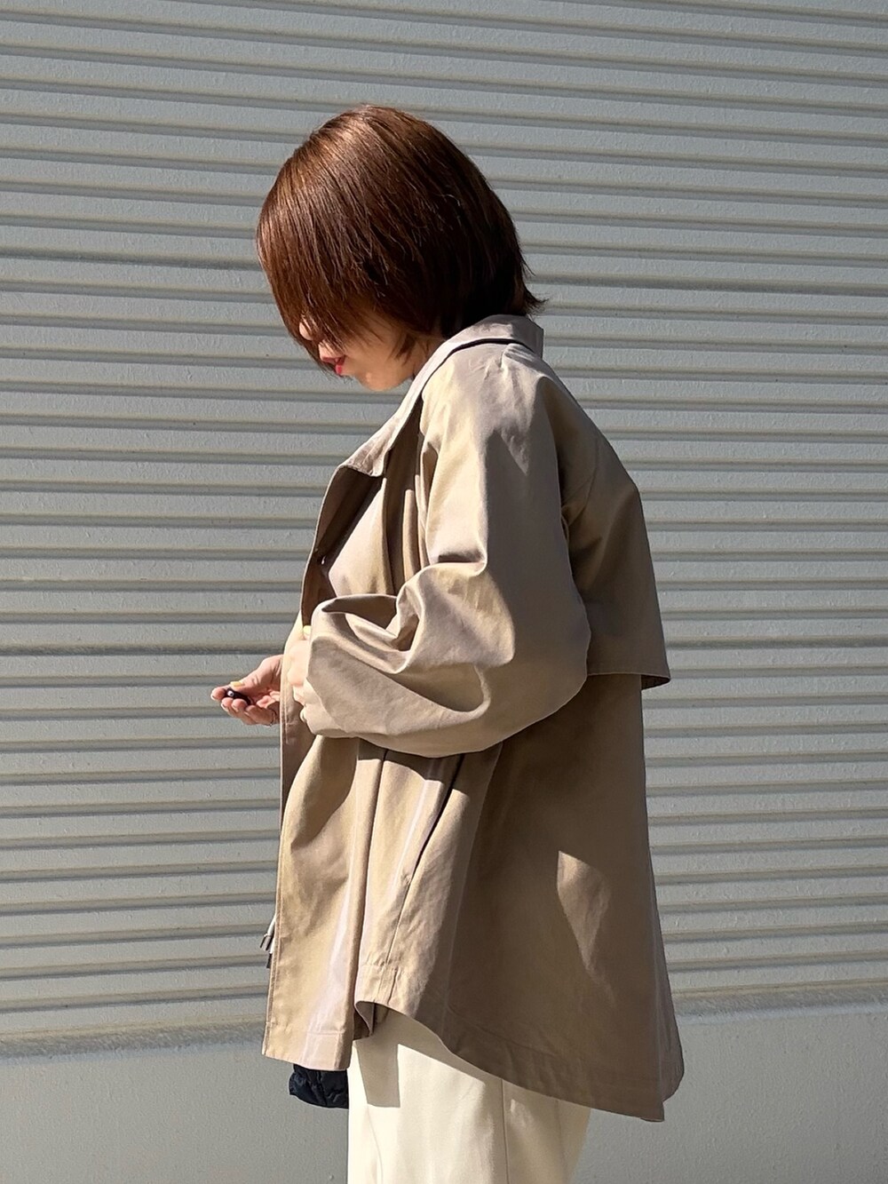 イエロー系のその他アウター、ホワイト系のカーディガン/ボレロ、ホワイト系のその他パンツを着用したレディースの冬コーディネートの5枚目の写真