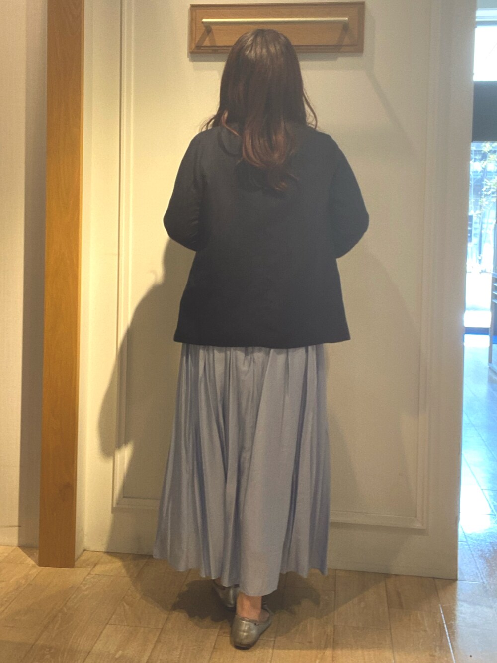 ブルー系のシャツ/ブラウス、ブルー系のテーラードジャケット、ブルー系のスカートを着用したレディースの春コーディネートの3枚目の写真