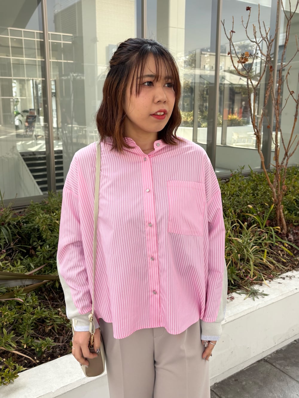 ピンク系のシャツ/ブラウス、ベージュ系のその他パンツを着用したレディースの冬コーディネートの4枚目の写真