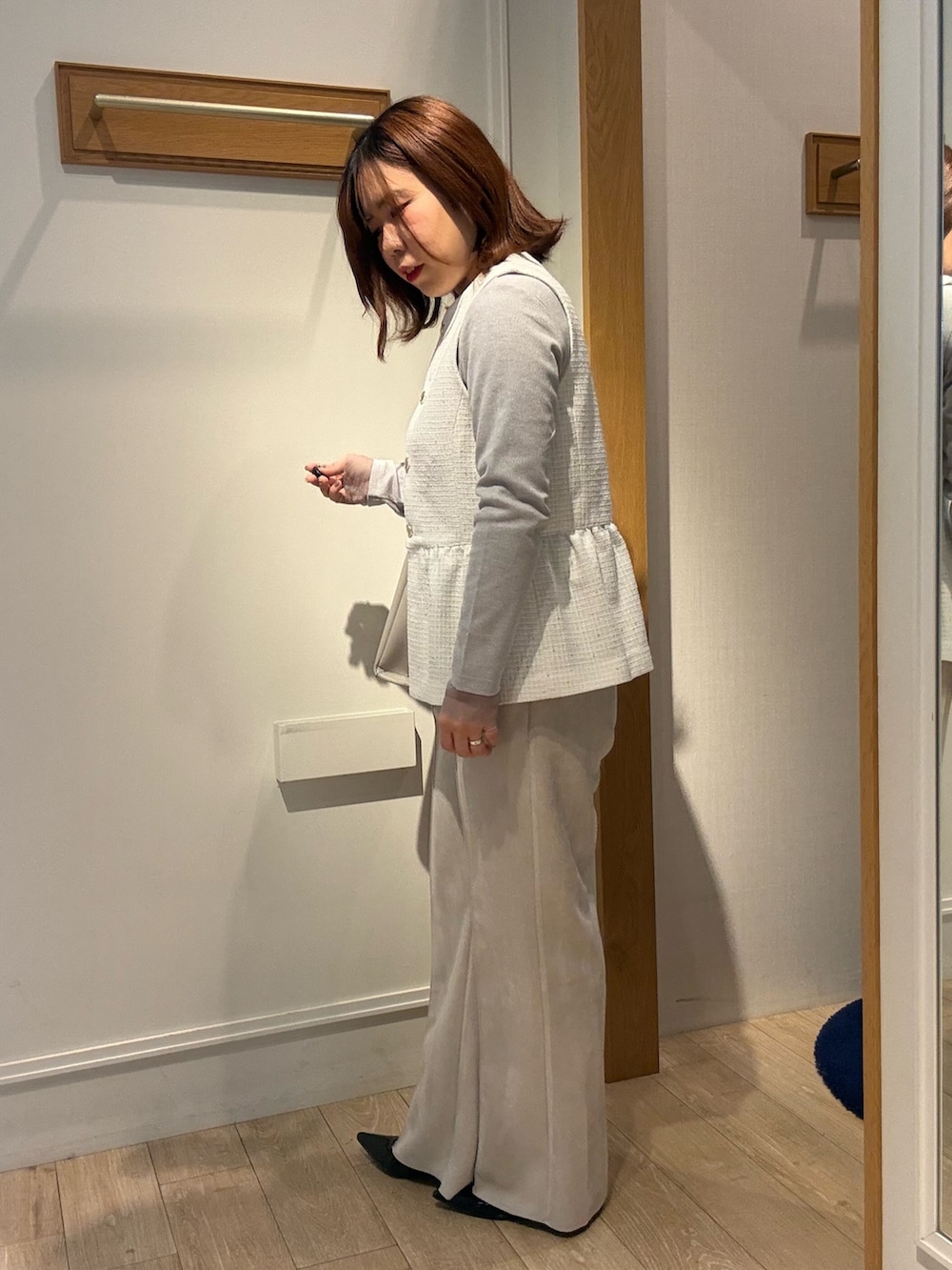 ホワイト系のブルゾン、グレー系のTシャツ/カットソー、ベージュ系のその他パンツを着用したレディースの冬コーディネートの2枚目の写真