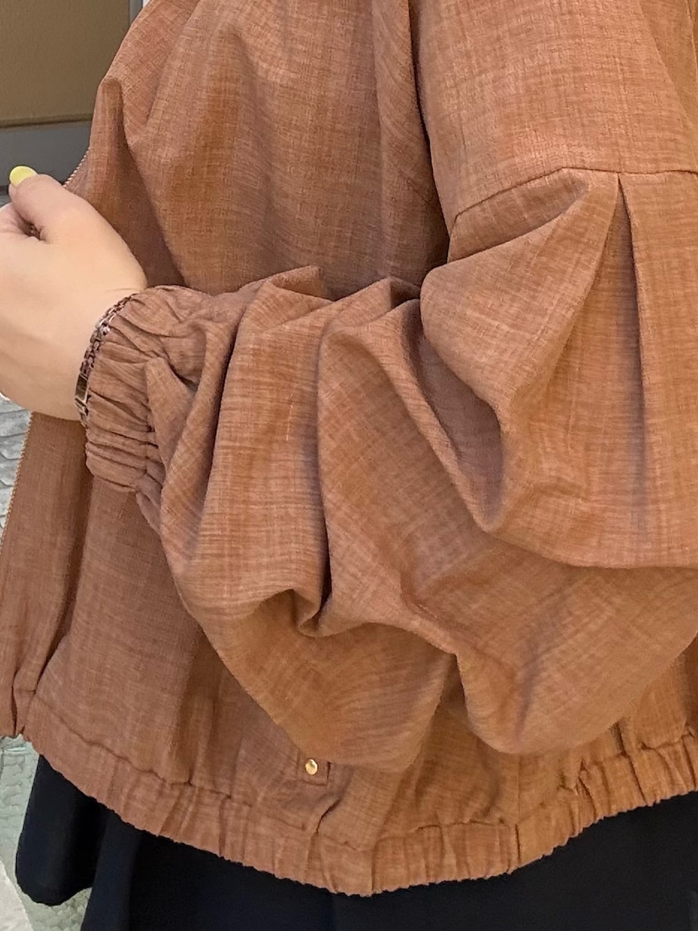 イエロー系のブルゾン、ブルー系のシャツ/ブラウスを着用したレディースの春コーディネートの7枚目の写真