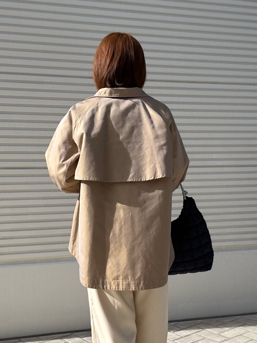 イエロー系のその他アウター、ホワイト系のカーディガン/ボレロ、ホワイト系のその他パンツを着用したレディースの冬コーディネートの6枚目の写真