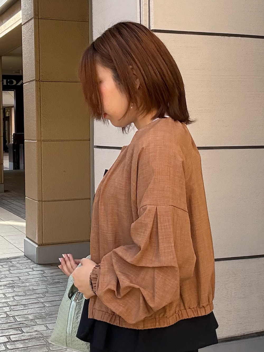 イエロー系のブルゾン、ブルー系のシャツ/ブラウスを着用したレディースの春コーディネートの5枚目の写真