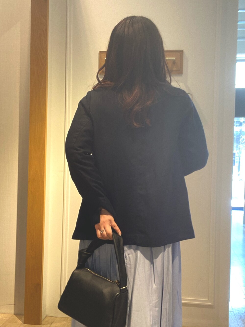 ブルー系のシャツ/ブラウス、ブルー系のテーラードジャケット、ブルー系のスカートを着用したレディースの春コーディネートの6枚目の写真