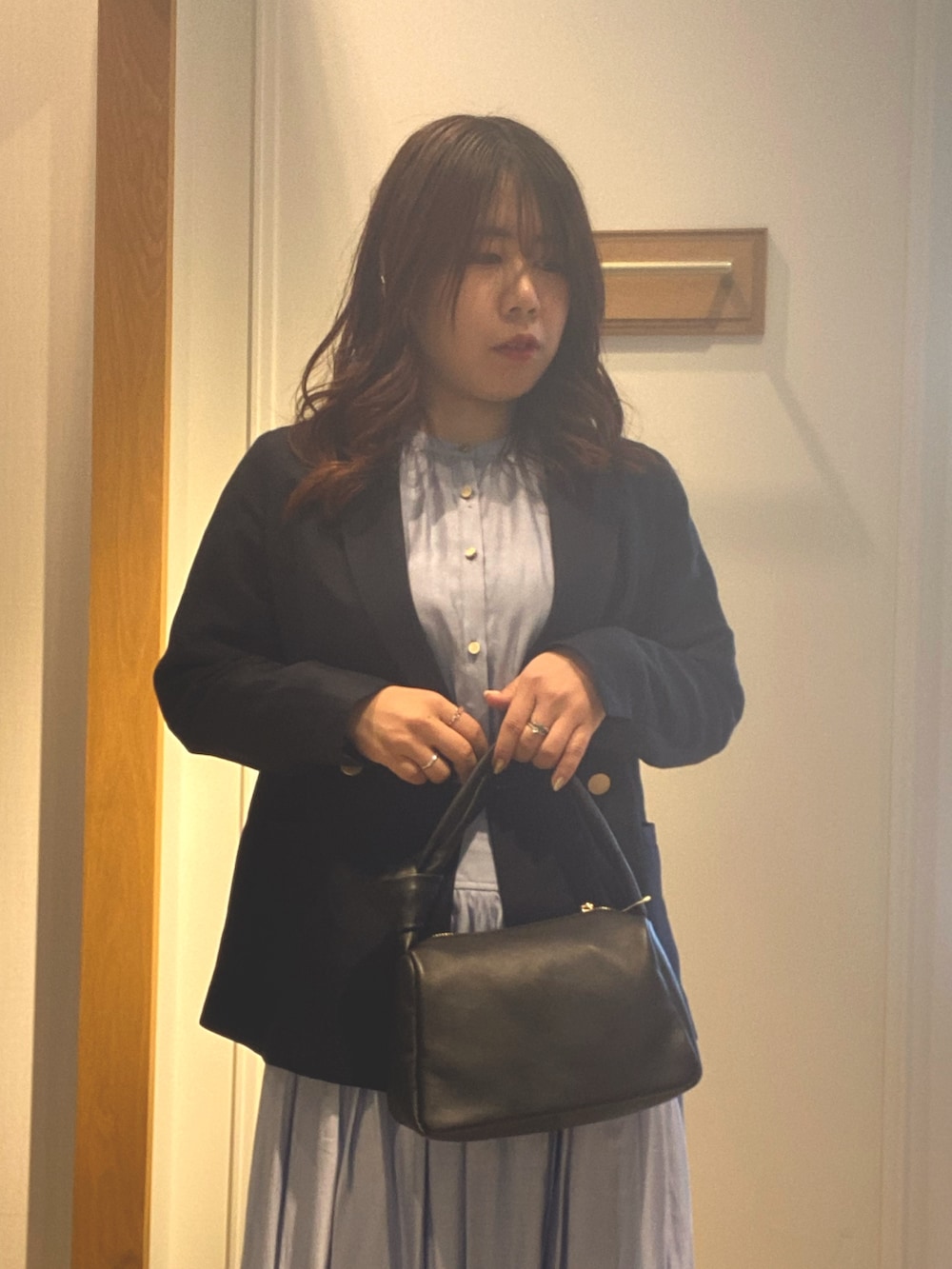 ブルー系のシャツ/ブラウス、ブルー系のテーラードジャケット、ブルー系のスカートを着用したレディースの春コーディネートの4枚目の写真