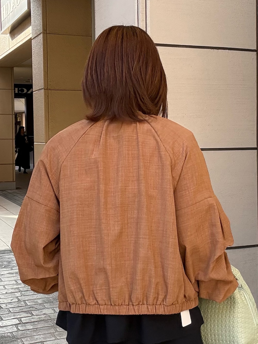 イエロー系のブルゾン、ブルー系のシャツ/ブラウスを着用したレディースの春コーディネートの6枚目の写真