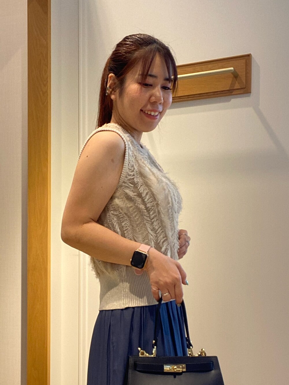 ブルー系のその他パンツ、ベージュ系のニット/セーターを着用したレディースの夏コーディネートの5枚目の写真