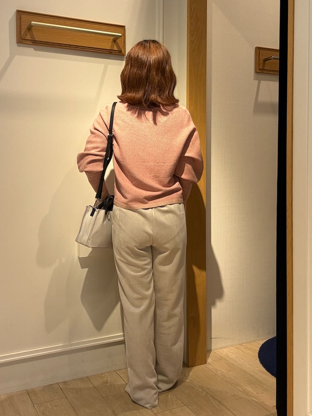 ベージュ系のその他パンツを着用したレディースの冬コーディネートの3枚目の写真