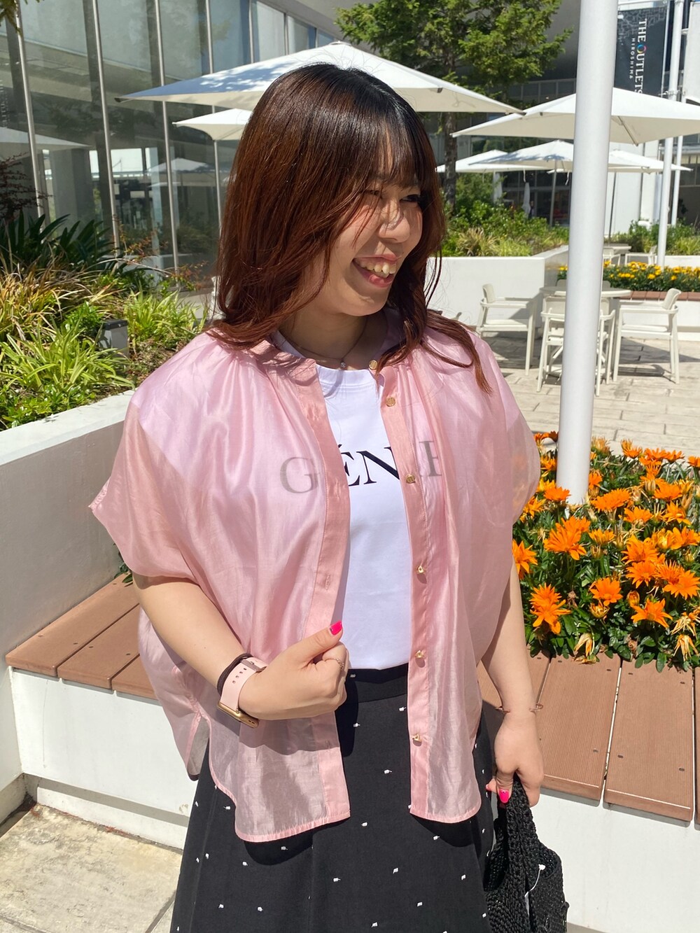 ピンク系のシャツ/ブラウス、ホワイト系のTシャツ/カットソー、ブラック系のスカートを着用したレディースの夏コーディネートの4枚目の写真