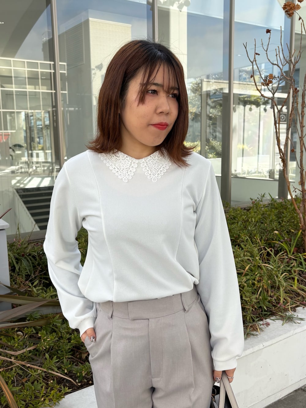 ホワイト系のシャツ/ブラウス、ベージュ系のその他パンツを着用したレディースの冬コーディネートの4枚目の写真