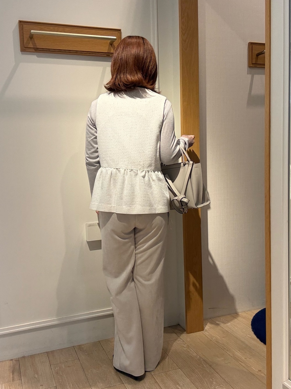 ホワイト系のブルゾン、グレー系のTシャツ/カットソー、ベージュ系のその他パンツを着用したレディースの冬コーディネートの3枚目の写真