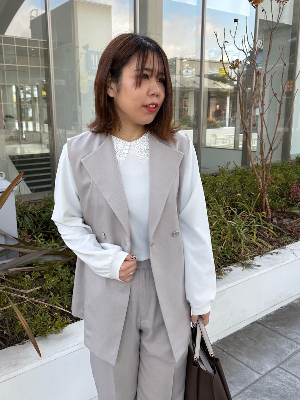 ホワイト系のシャツ/ブラウス、ベージュ系のダウンジャケット/コート、ベージュ系のその他パンツを着用したレディースの冬コーディネートの4枚目の写真