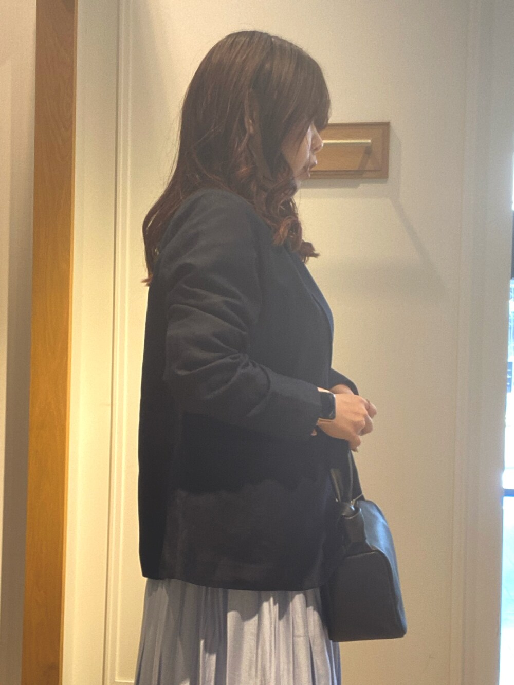 ブルー系のシャツ/ブラウス、ブルー系のテーラードジャケット、ブルー系のスカートを着用したレディースの春コーディネートの5枚目の写真