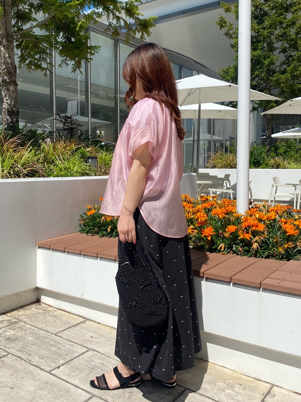 ピンク系のシャツ/ブラウス、ホワイト系のTシャツ/カットソー、ブラック系のスカートを着用したレディースの夏コーディネートの2枚目の写真