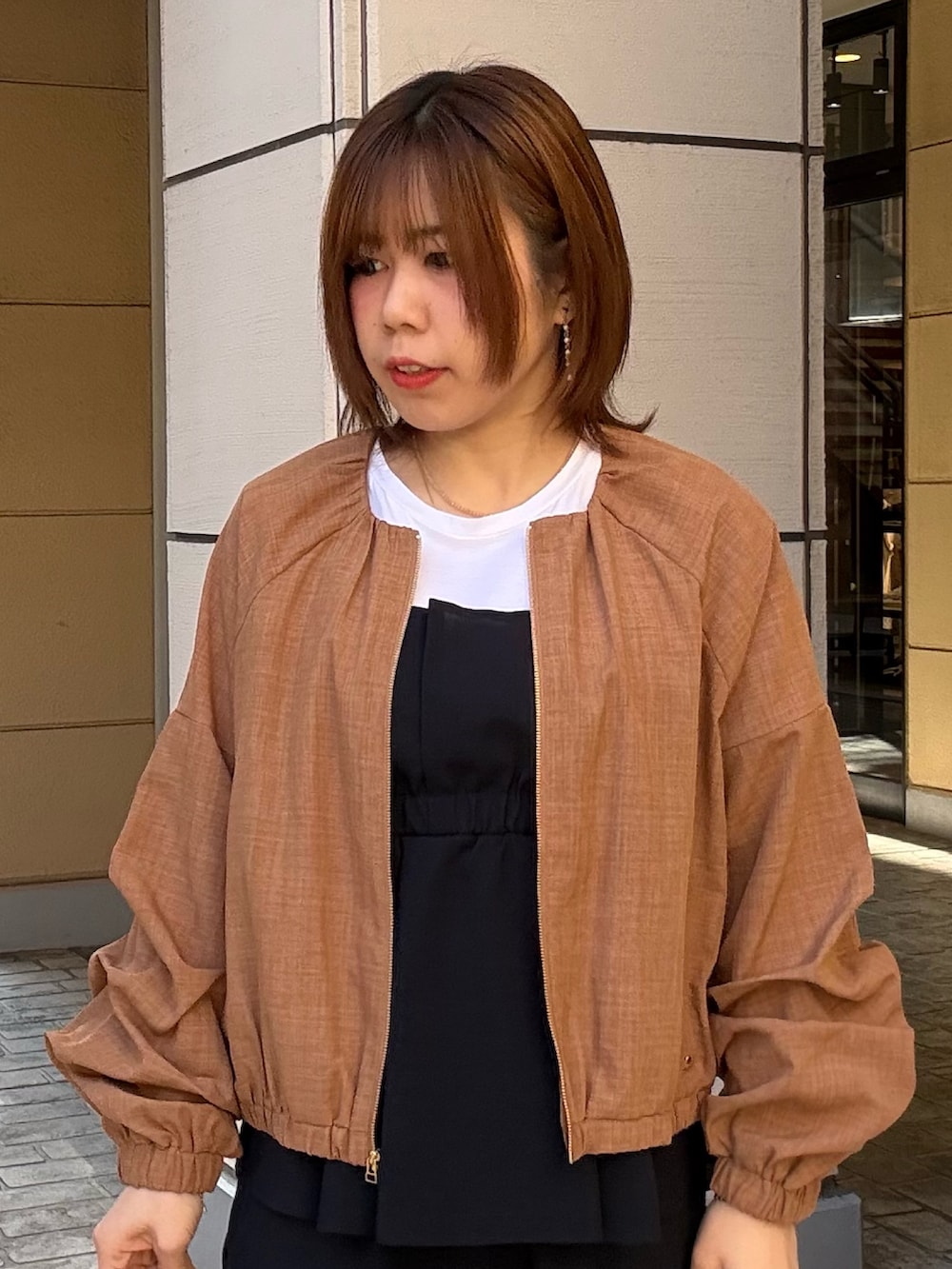 イエロー系のブルゾン、ブルー系のシャツ/ブラウスを着用したレディースの春コーディネートの4枚目の写真