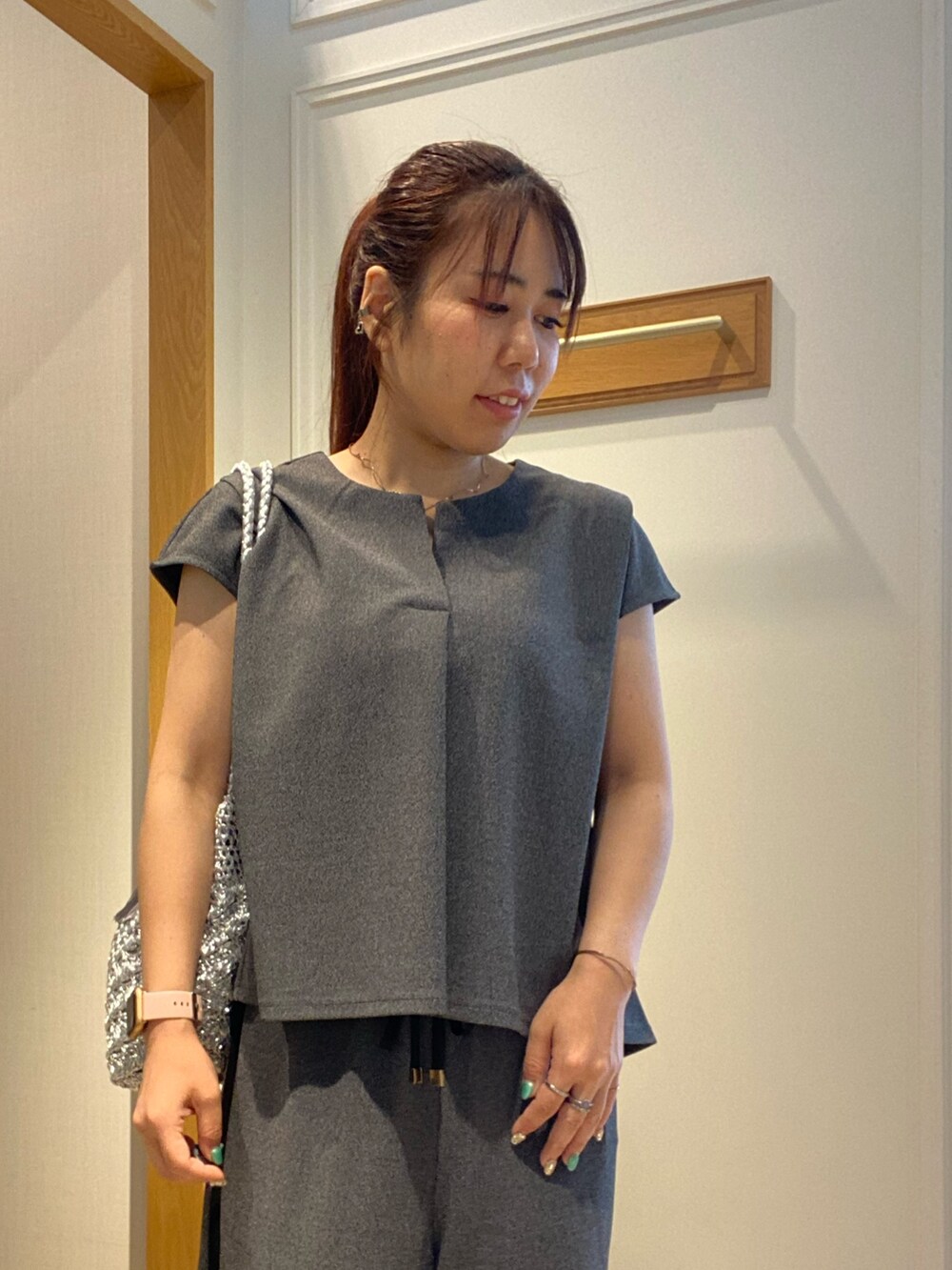 グレー系のシャツ/ブラウスを着用したレディースの夏コーディネートの4枚目の写真