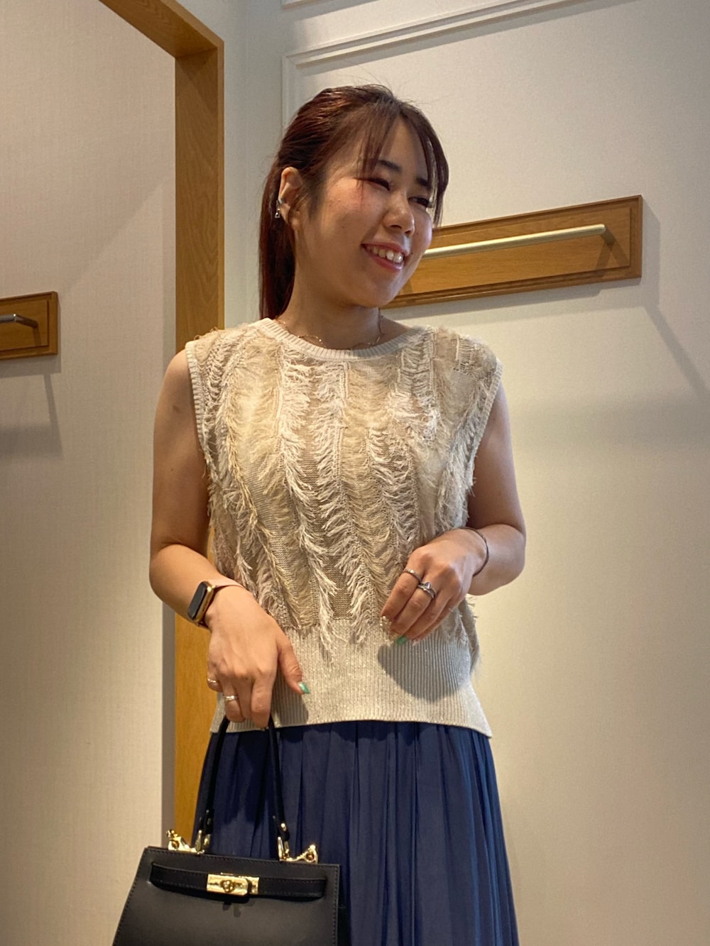ブルー系のその他パンツ、ベージュ系のニット/セーターを着用したレディースの夏コーディネートの4枚目の写真