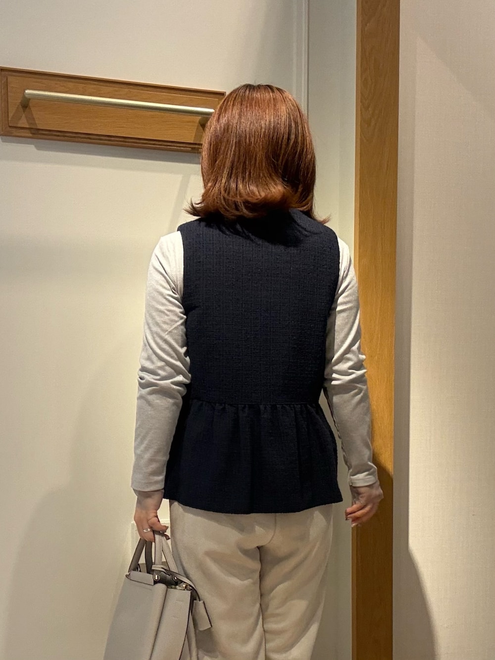 ブルー系のブルゾン、グレー系のTシャツ/カットソー、ベージュ系のその他パンツを着用したレディースの冬コーディネートの6枚目の写真