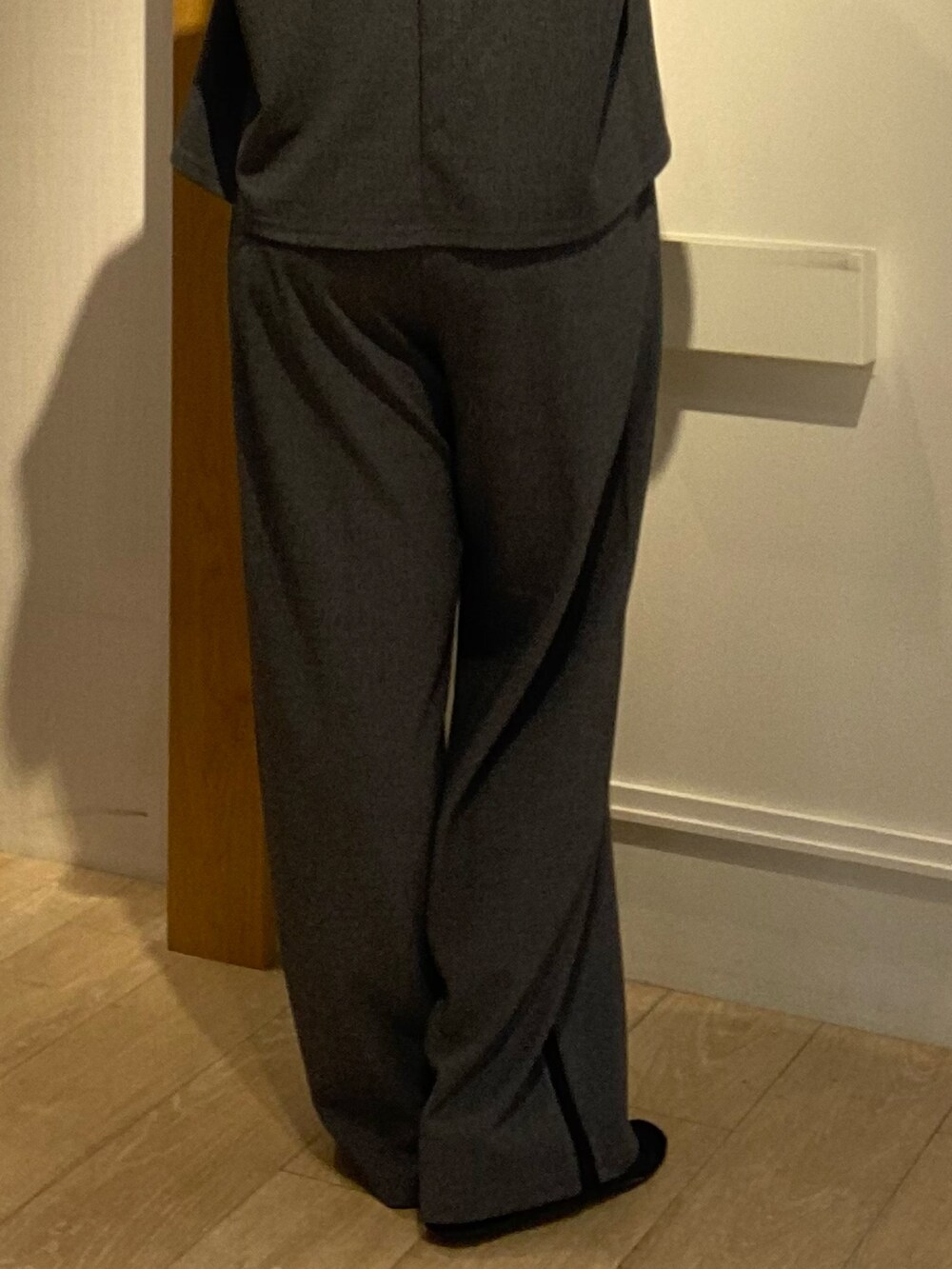 グレー系のシャツ/ブラウスを着用したレディースの夏コーディネートの10枚目の写真