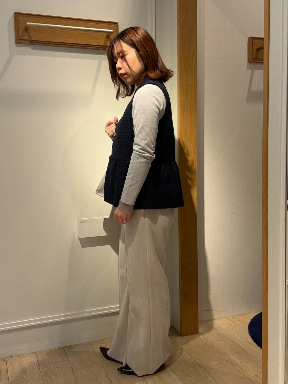 ブルー系のブルゾン、グレー系のTシャツ/カットソー、ベージュ系のその他パンツを着用したレディースの冬コーディネートの2枚目の写真