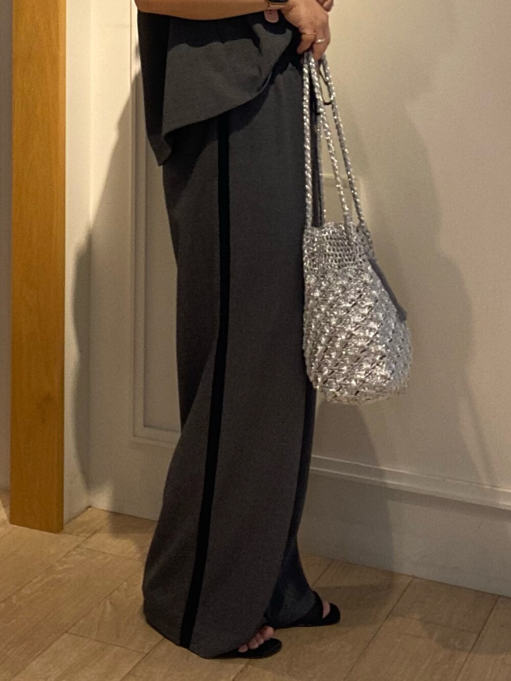 グレー系のシャツ/ブラウスを着用したレディースの夏コーディネートの9枚目の写真